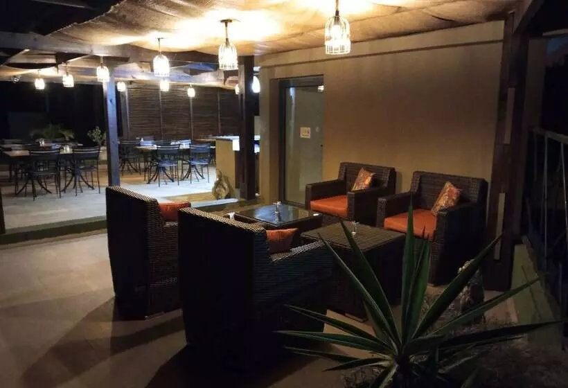 Fly Inn Madagascar Hotel   Navette Gratuite H24   à 300m De L Aéroport International Ivato Antananar