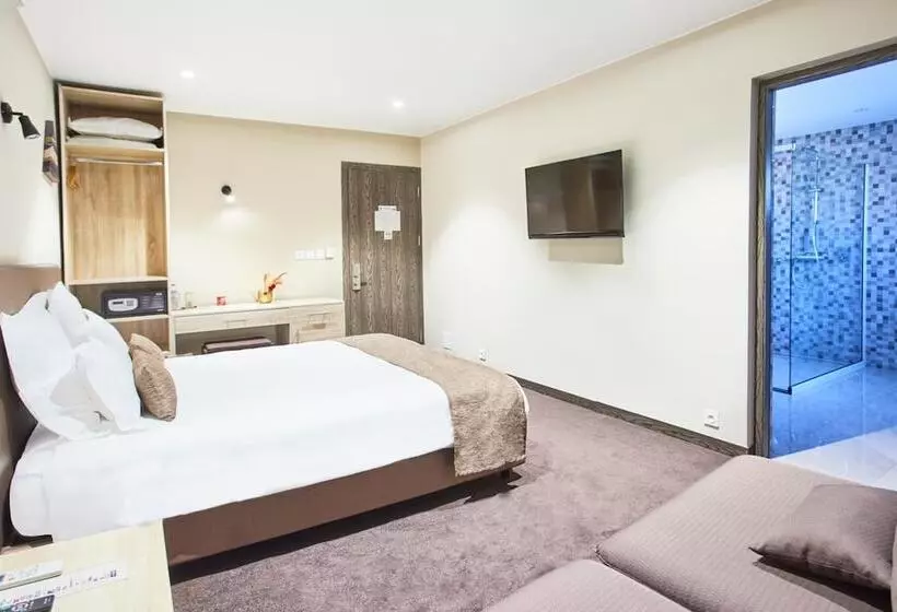 Fly Inn Madagascar Hotel   Navette Gratuite H24   à 300m De L Aéroport International Ivato Antananar