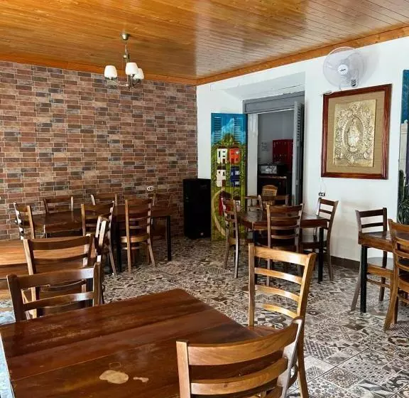 ペンション Hostal Y Restaurante La Toscana
