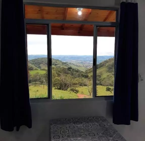 Majatalo Recanto Em Cores   Chalé Com Uma Linda Vista Para As Montanhas