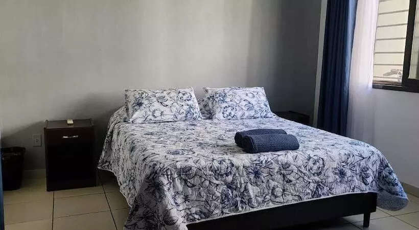 پانسیون Hostal Backpackers Travelero