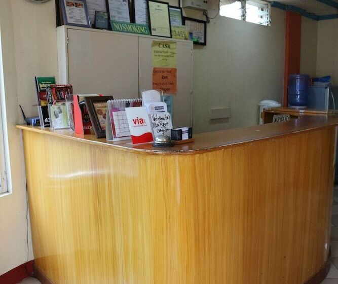 酒店 Royal Crown Inn