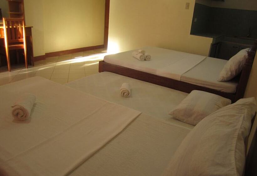 酒店 Royal Crown Inn