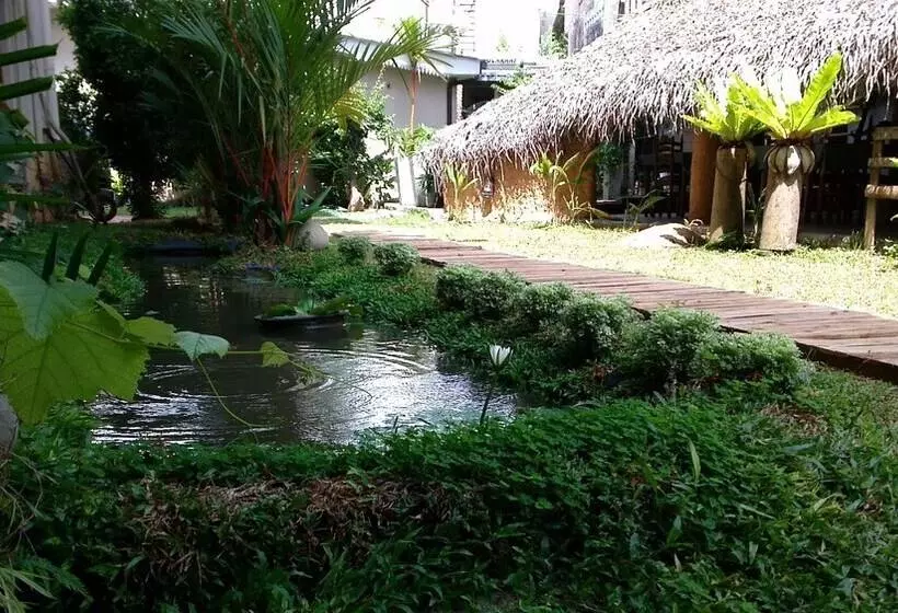 ホテル The Saffron