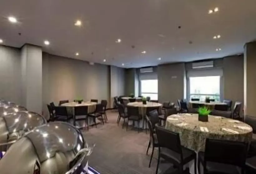 Microtel By Wyndham Acropolis