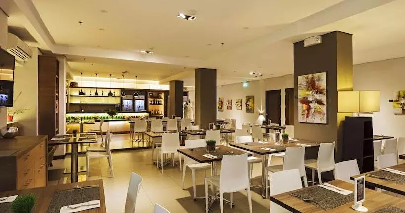 Microtel By Wyndham Acropolis