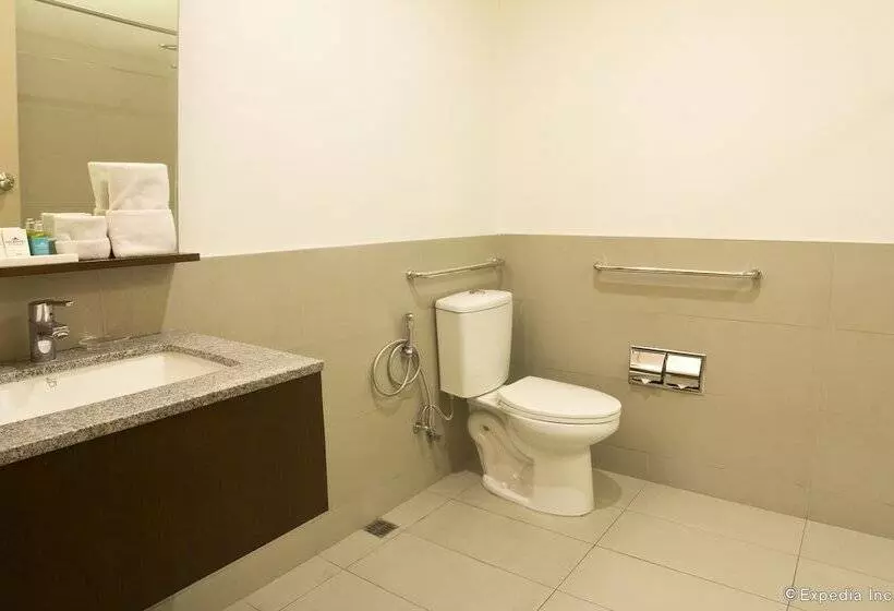 Microtel By Wyndham Acropolis