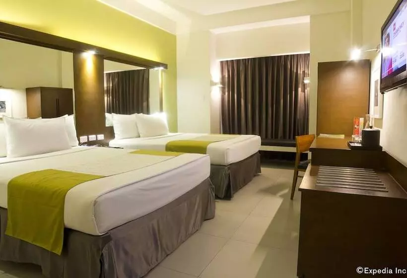 Microtel By Wyndham Acropolis