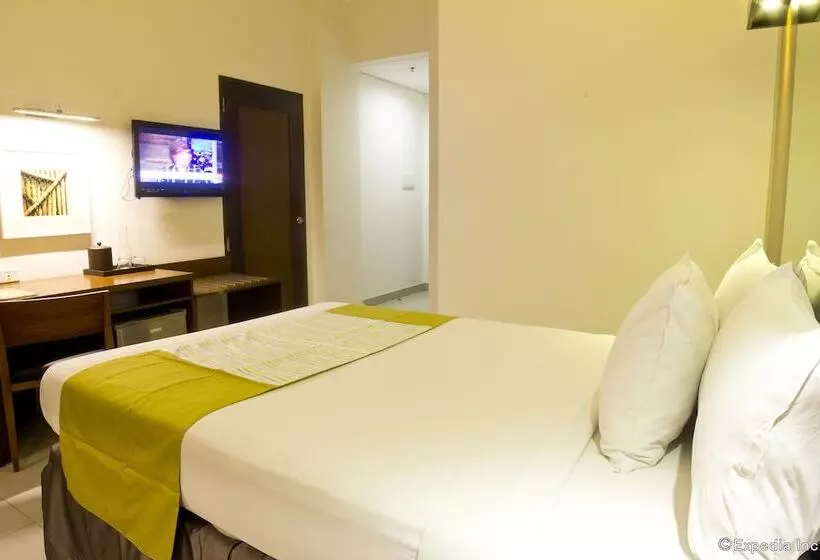 Microtel By Wyndham Acropolis