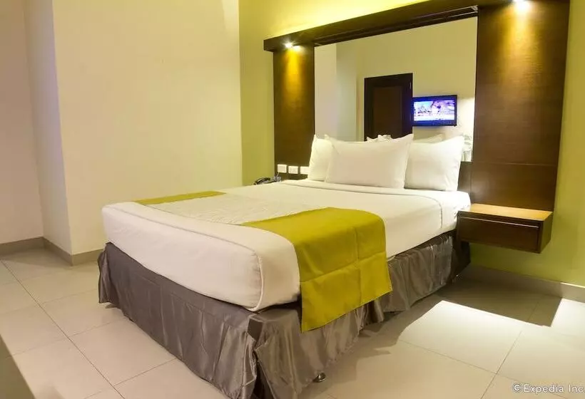 Microtel By Wyndham Acropolis