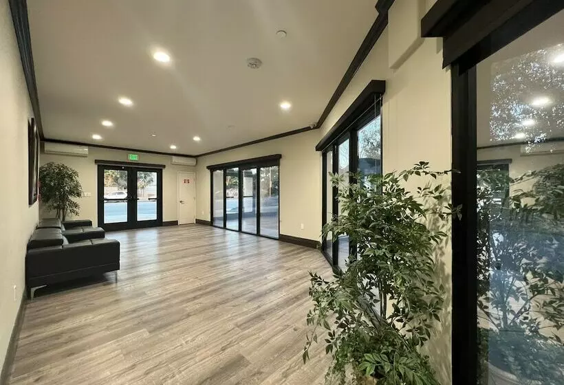 Hotelli Aspire Inn & Suites Orange