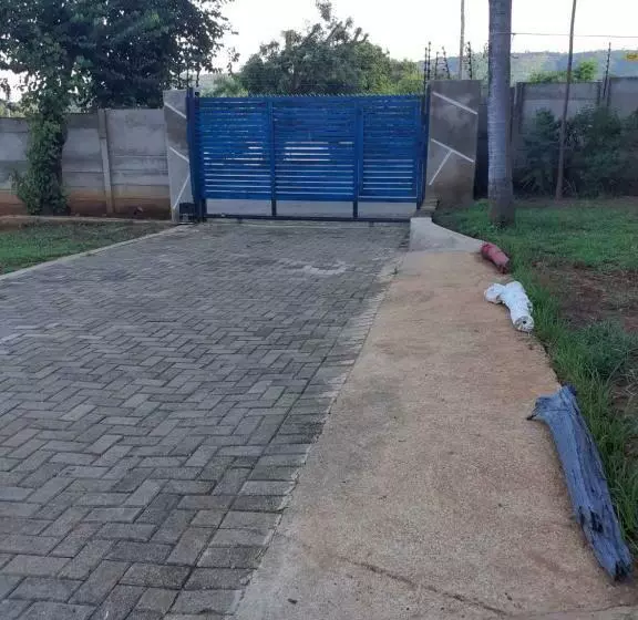 پانسیون Thullyteams Guesthouse