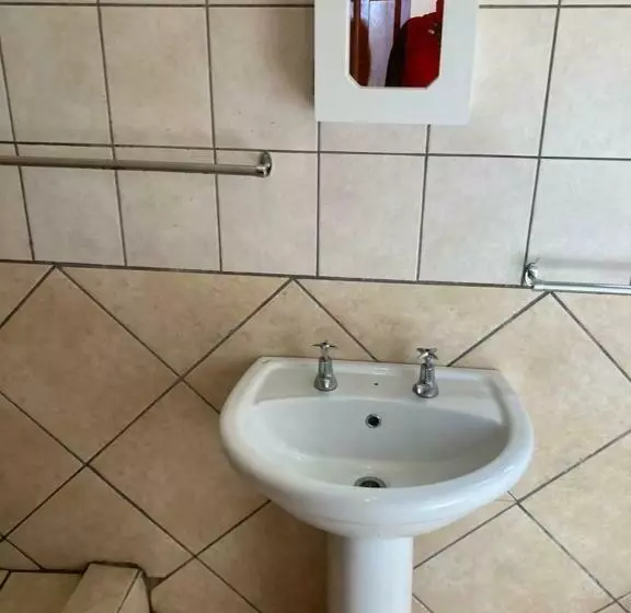 پانسیون Thullyteams Guesthouse