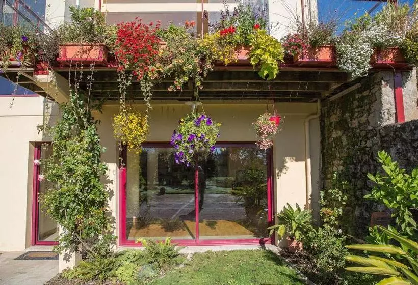 ベッドアンドブレックファースト Chambres Au Jardin Fleuri