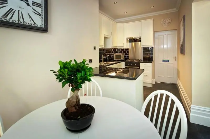 هتل Cheshire Hospitality Ltd Trading As Lennox Lea Studios And Apartments