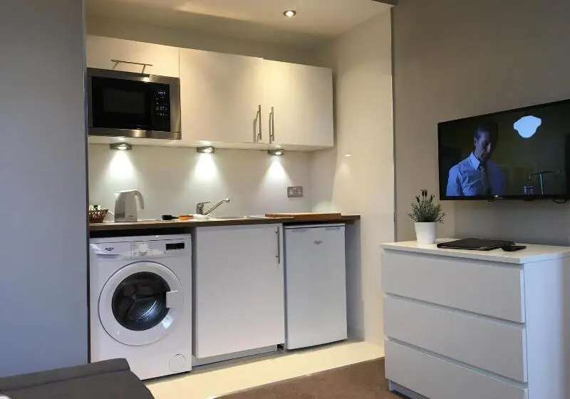 هتل Cheshire Hospitality Ltd Trading As Lennox Lea Studios And Apartments