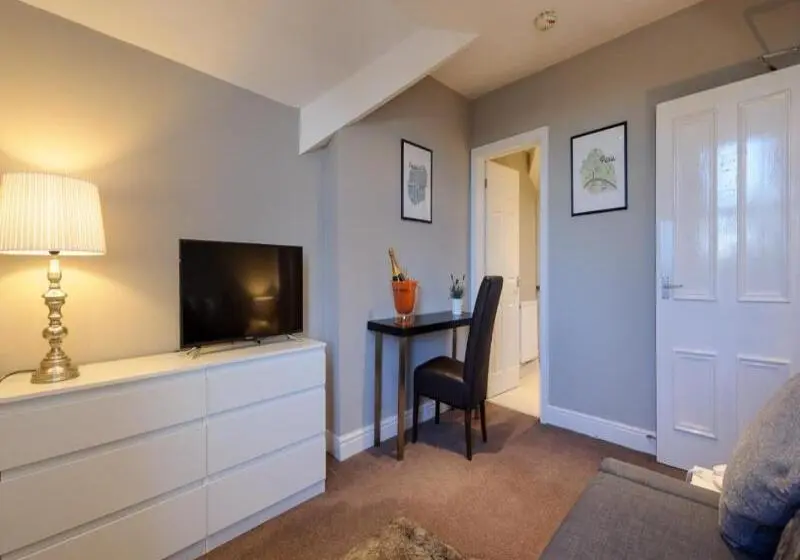 هتل Cheshire Hospitality Ltd Trading As Lennox Lea Studios And Apartments