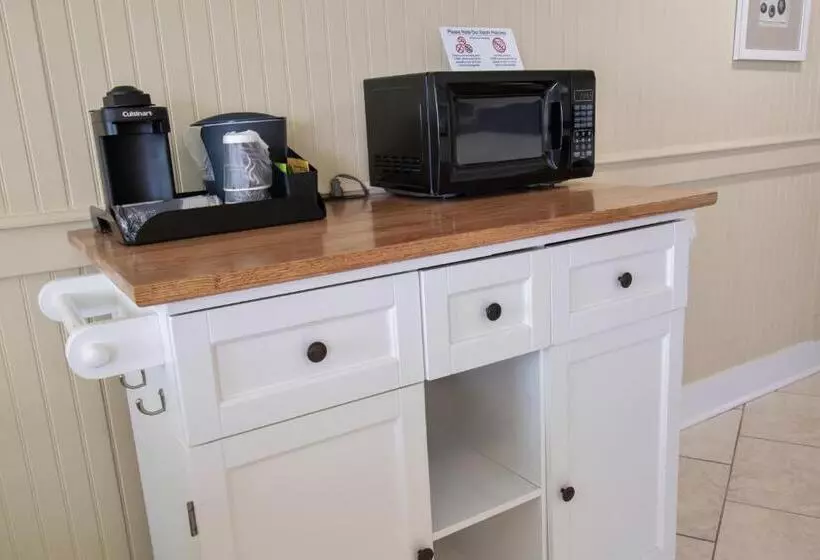 Отель Oceanfront Litchfield Inn