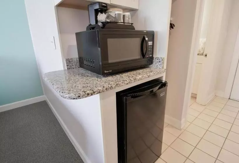 Отель Oceanfront Litchfield Inn