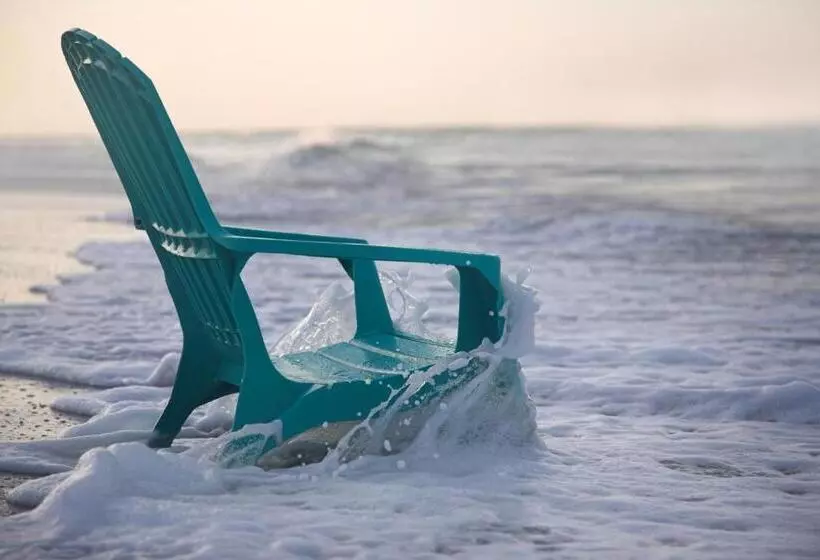 Отель Oceanfront Litchfield Inn