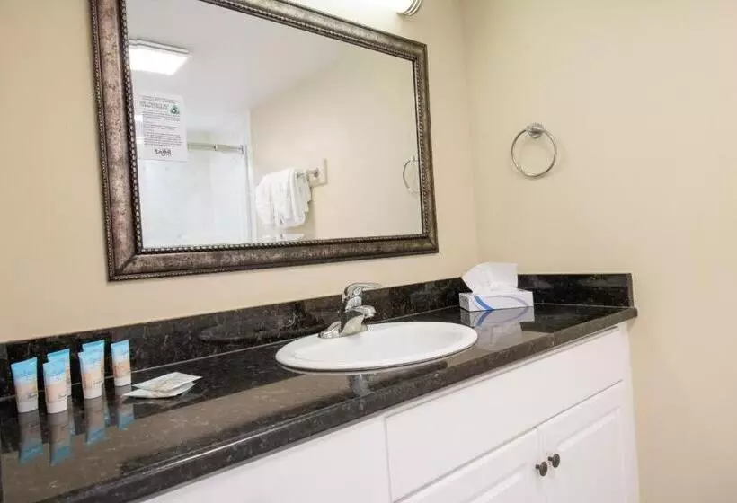 Отель Oceanfront Litchfield Inn