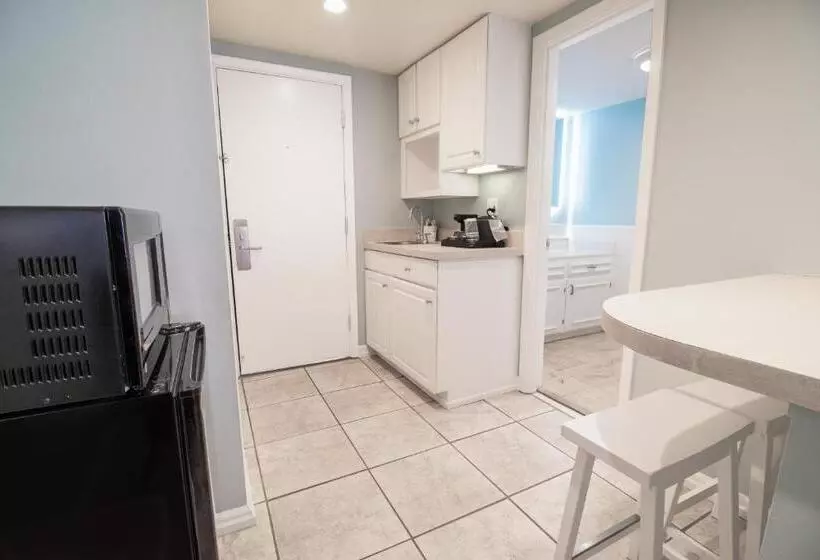 Отель Oceanfront Litchfield Inn