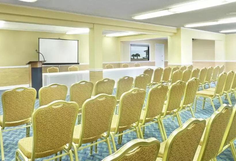 Отель Oceanfront Litchfield Inn