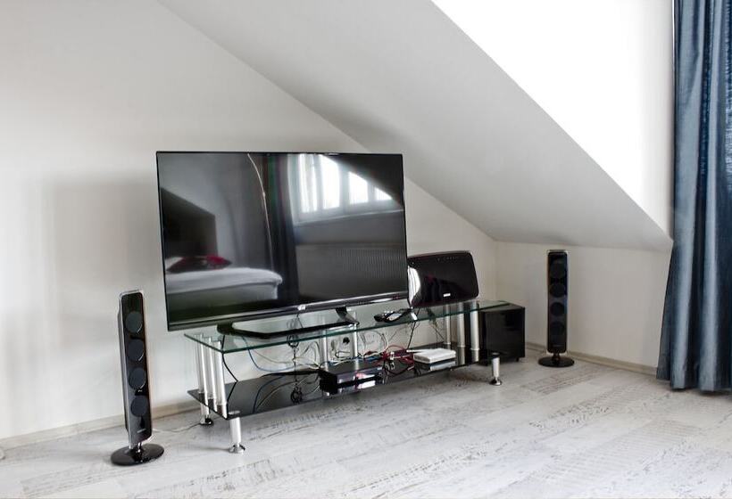 Royal Court Legerova