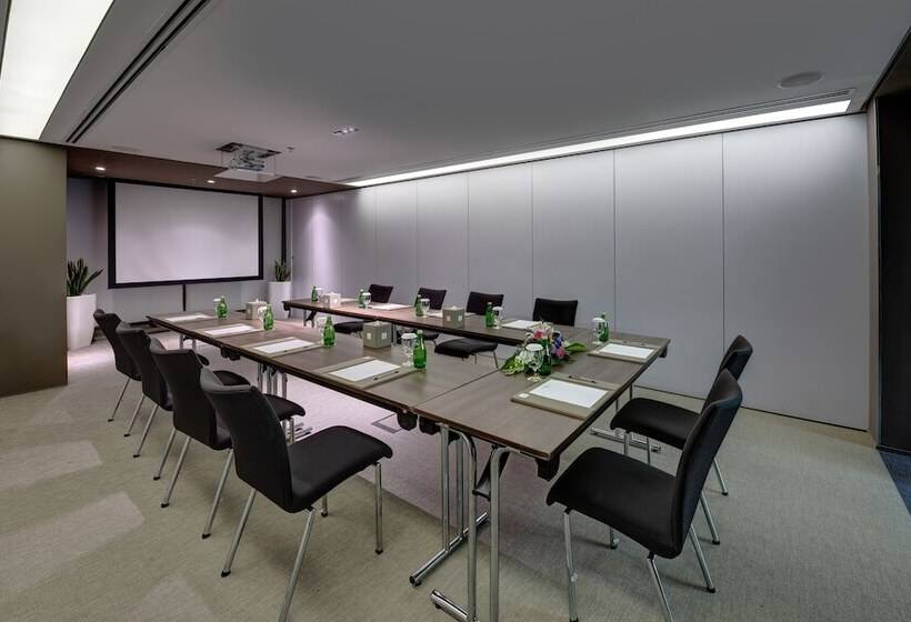 בית מלון כפרי 72 Sharjah Waterfront