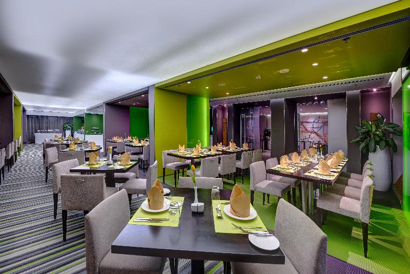 בית מלון כפרי 72 Sharjah Waterfront