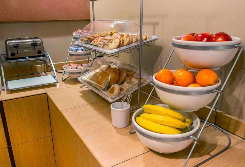 Отель Comfort Suites