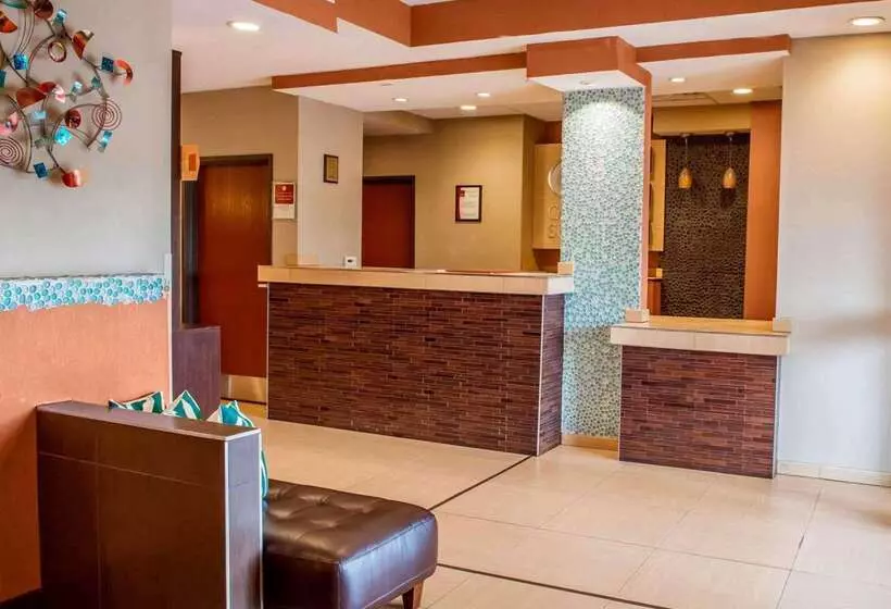 호텔 Comfort Suites