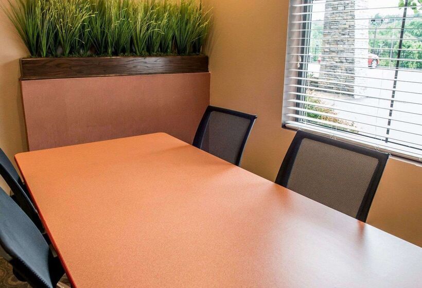 Отель Comfort Suites