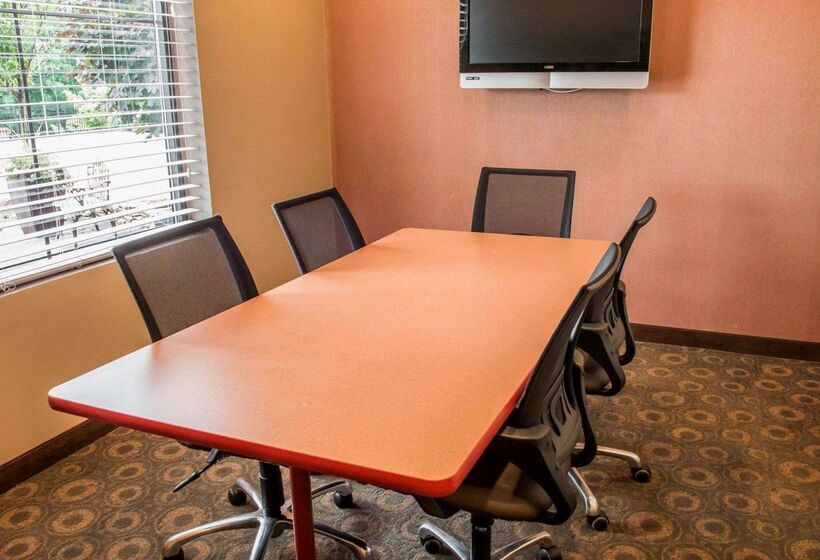 Отель Comfort Suites