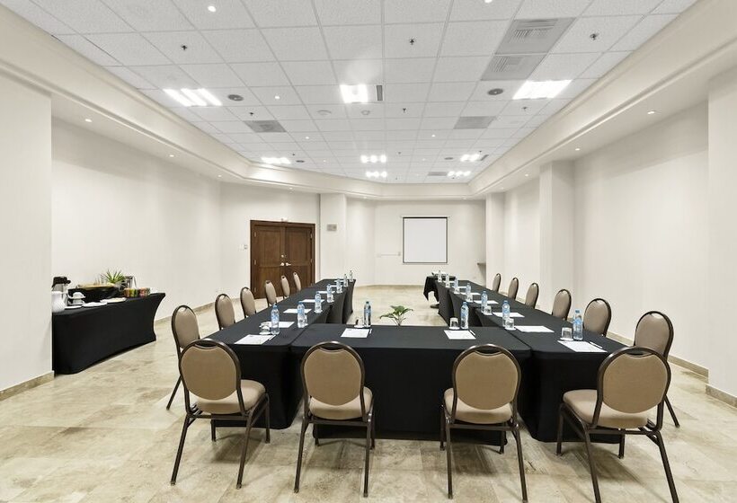 هتل Aeropuerto Los Cabos