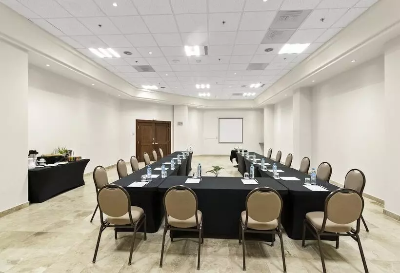 Hotelli Aeropuerto Los Cabos