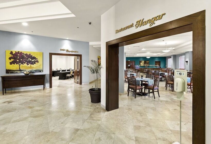 هتل Aeropuerto Los Cabos