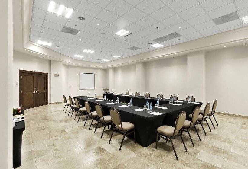 هتل Aeropuerto Los Cabos