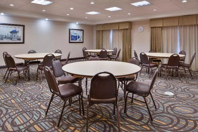 ホテル Holiday Inn Express & Suites Emporia Northwest, An Ihg
