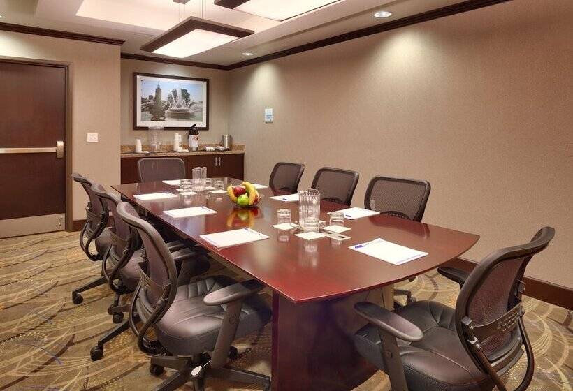 فندق Holiday Inn Express & Suites Overland Park, An Ihg