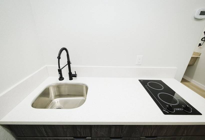 בית מלון כפרי Sapphire Inn And Suites