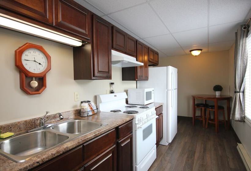 هتل St Andrews Inn & Suites