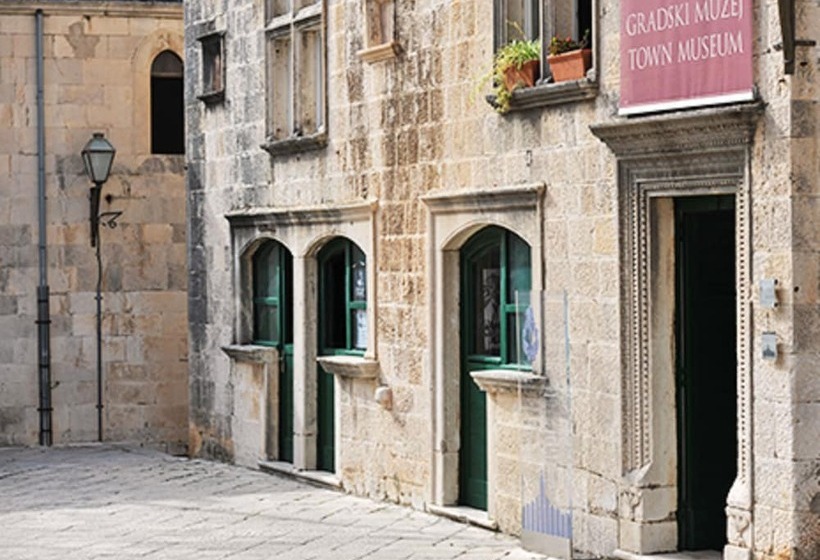 فندق Dragan S Den Hostel