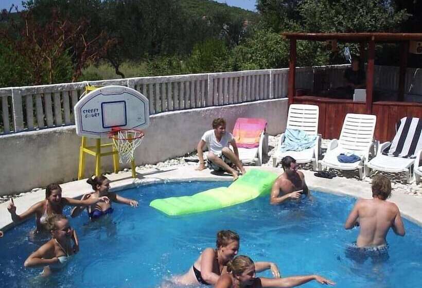 فندق Dragan S Den Hostel