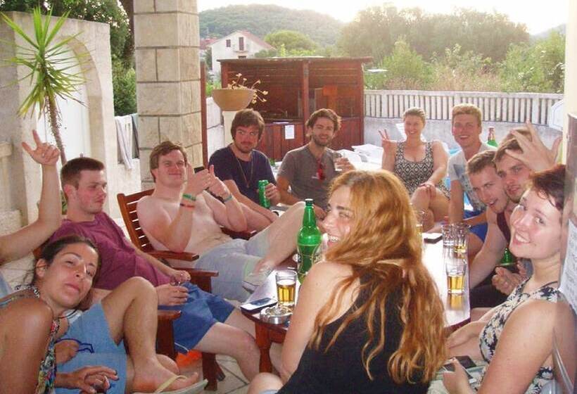 فندق Dragan S Den Hostel