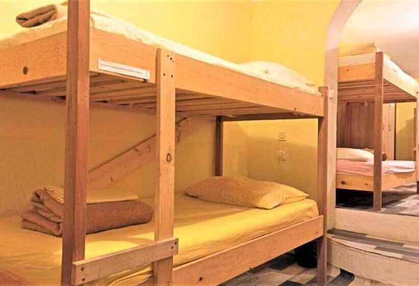 فندق Dragan S Den Hostel