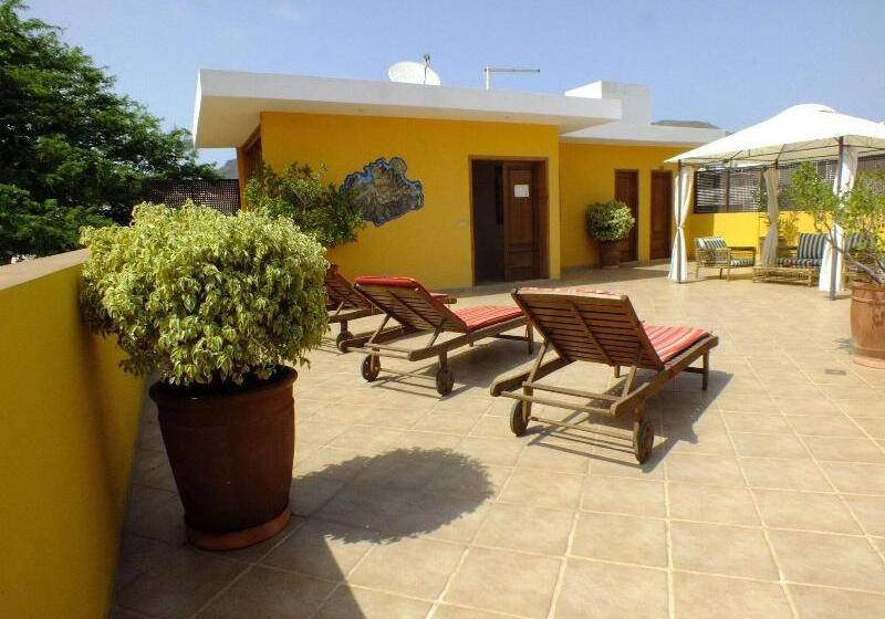 בית מלון כפרי Kira S Boutique