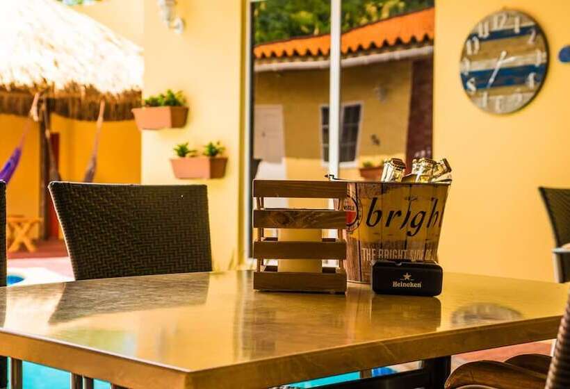 هتل Sea Breeze Town