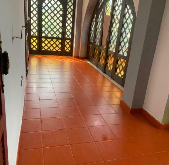 تختخواب و صبحانه Redhouse