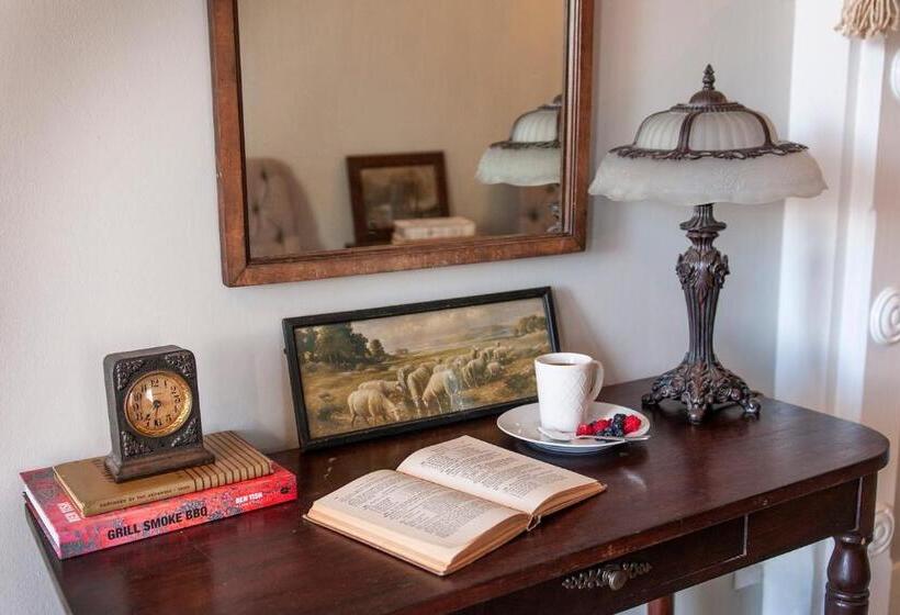 Dabbs Hotel Bed And Breakfast